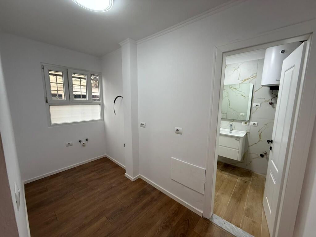 Appartamento 1+1 in Vendita – Via Ali Demi  📍 Posizione: Via Ali Demi, accanto alla scuola “1 Maggio” 🏢 Piano: 1 (edificio esistente) 📐 Superficie: 57 m² netti 🔧 Condizione: Completamente ristrutturato – pronto per abitare 💰 Prezzo: 137.000 €