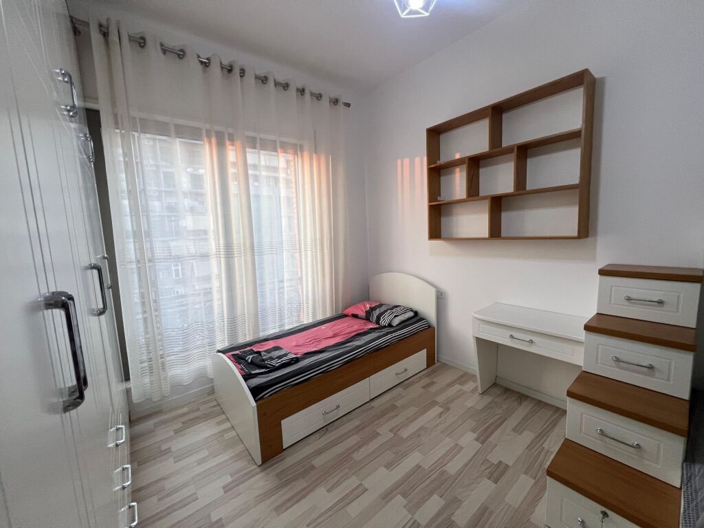 📣 QERA Apartament 2+1 📍 Kompleksi Delijorgji 🛣️ Rruga e "Kavajes" ✨   🏢 Ndertim i Ri  🪜 Kati 7 (Me Ashensor) 🛋️ Totalisht i Mobiluar   💶 Çmimi 1.200 Euro
