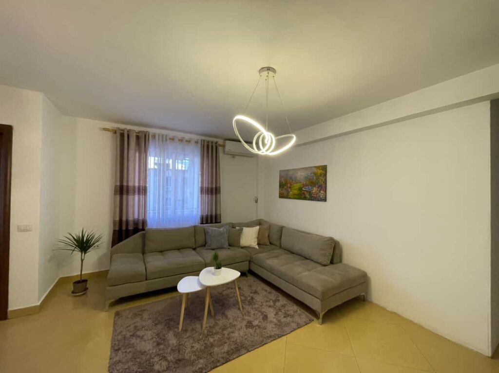 AFFITTASI APPARTAMENTO 2+1  📍 Piano: 4 (edificio esistente) 📐 Superficie: 85 m² 🛋️ Condizione: Completamente arredato 🏠 Organizzazione: 2 camere da letto + soggiorno + cucina 💰 Prezzo: 75.000 lek / mese  L'appartamento è adatto a famiglie o coppie, pronto per un immediato insediamento.  📞 Contattare per ulteriori informazioni o visita.