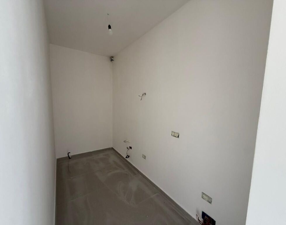 📣 SHITET Apartament 1+1 me Post Parking 📍 Rruga "Jordan Misja", Prane Kompeksit "Ndregjoni" ✨  🏢 Ndertim i Ri 🪜 Kati 3 (Banim) 📐 Siperfaqe Bruto 64.55 m2 📐 Siperfaqe Neto 57.63 m2  💶 Cmimi 150.000 Euro