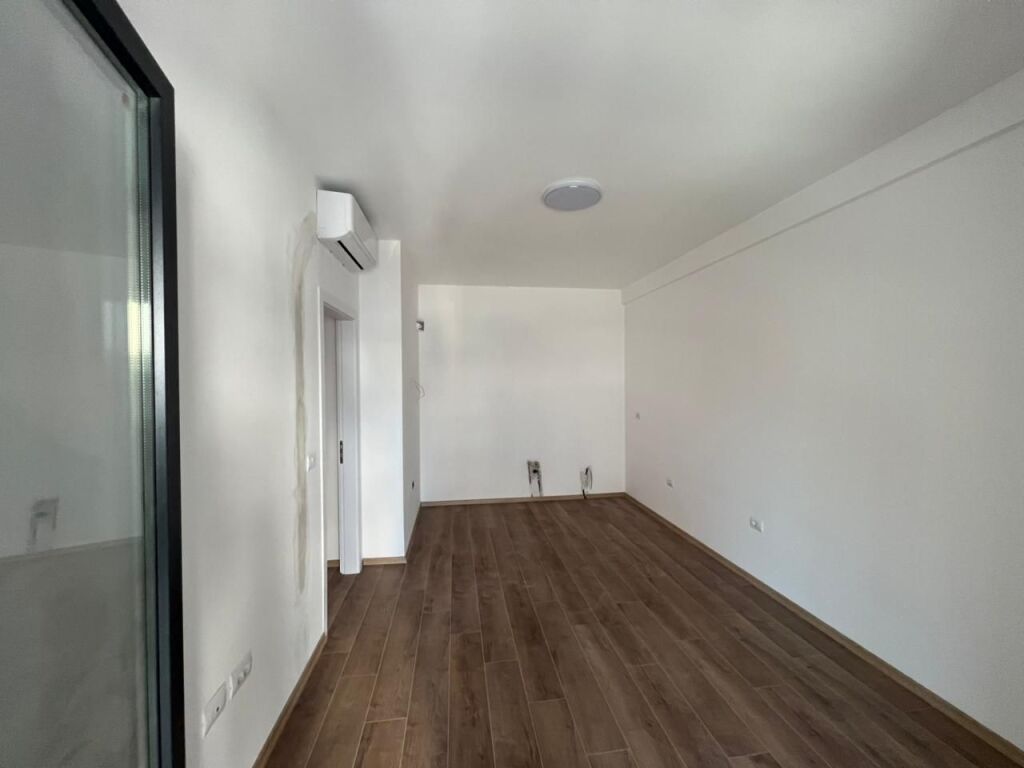 In affitto 1+1 Indirizzo: Zogu i zi  2° piano  Spazio ufficio vuoto in affitto  Superficie 60 m2  Prezzo 600 mila lek