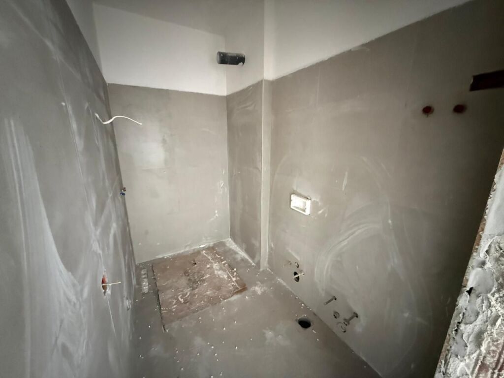 📣 SHITET Apartament 1+1 me Post Parking 📍 Rruga "Jordan Misja", Prane Kompeksit "Ndregjoni" ✨  🏢 Ndertim i Ri 🪜 Kati 3 (Banim) 📐 Siperfaqe Bruto 64.55 m2 📐 Siperfaqe Neto 57.63 m2  💶 Cmimi 150.000 Euro