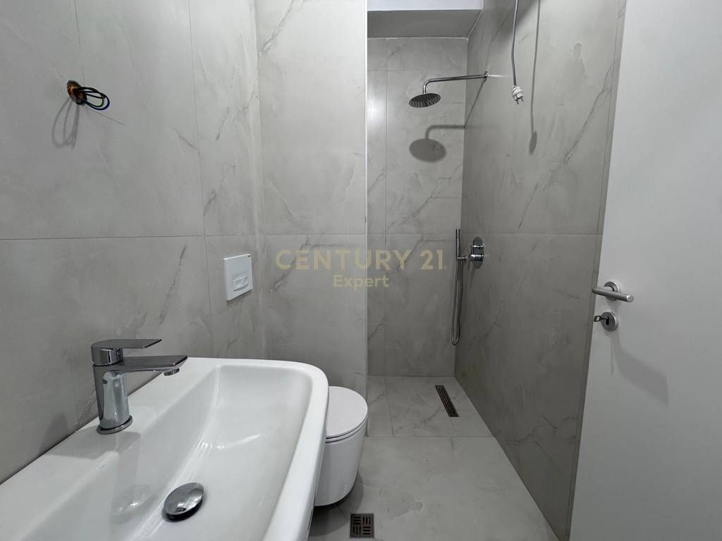 JAPIM ME QERA APARTAMENT TEK KADIU!