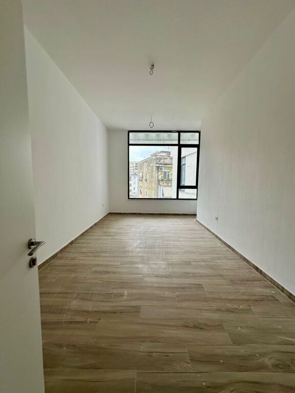 📣 LOCALE UFFICIO IN AFFITTO 📍 Vicino al Caffè "Flora", Centro Tirana ✨   🏢 Nuova Costruzione  🪜 1° Piano (Con Ascensore)  📐 Superficie 37 m2   💶 Prezzo 600 Euro