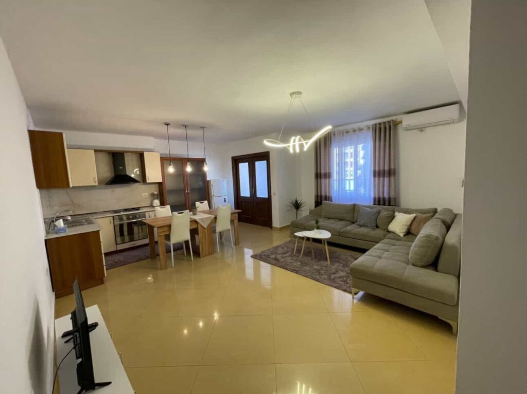 AFFITTASI APPARTAMENTO 2+1  📍 Piano: 4 (edificio esistente) 📐 Superficie: 85 m² 🛋️ Condizione: Completamente arredato 🏠 Organizzazione: 2 camere da letto + soggiorno + cucina 💰 Prezzo: 75.000 lek / mese  L'appartamento è adatto a famiglie o coppie, pronto per un immediato insediamento.  📞 Contattare per ulteriori informazioni o visita.