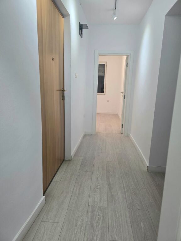 🏢 Locale per ufficio / attività in affitto  📍 Via Kavaja, lato strada 📌 Di fronte a Square 21  🏬 2° piano, sopra i negozi 📐 Superficie: 92 m²  💼 Adatto per: Ufficio economista, ufficio servizi, estetica, dentista, clinica, ecc.  💶 Prezzo: 700 € / mese  📞 Contatta per maggiori informazioni