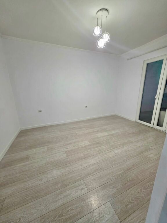 🏢 QERA Ambient Zyre 📍 Rruga e "Kavajes", Perballe Square 21 ✨