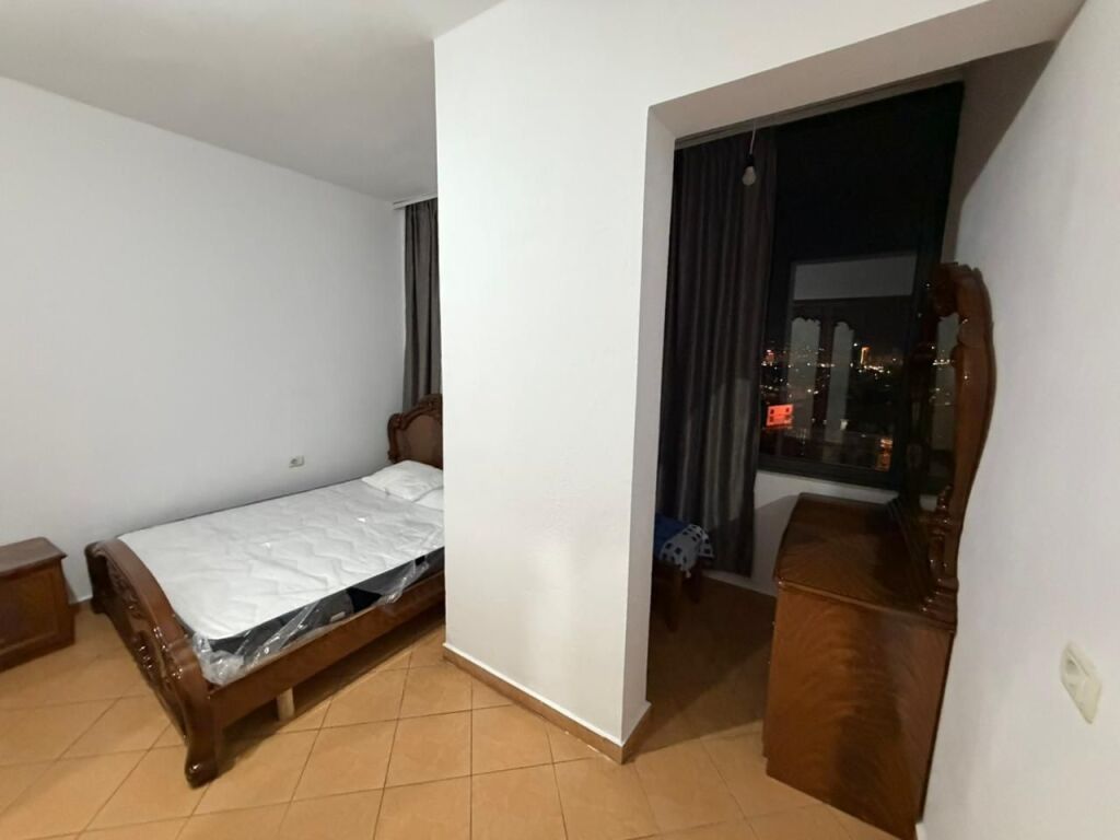 📣 Appartamento 2+1 in affitto – Laprakë  📐 85 m² | 🏢 7° piano (ultimo) | 🛗 Ascensore 🌿 1 Balcone 📍 Via Gjergj Legisi  Appartamento 2+1 in palazzo con ascensore, zona con facile accesso alla strada principale, trasporto pubblico e servizi.  💶 Prezzo: 55.000 lek / mese