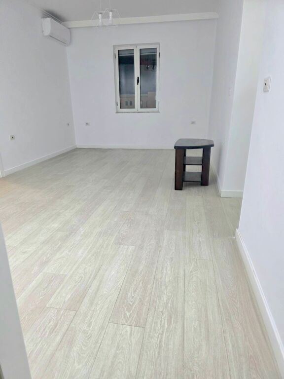 🏢 QERA Ambient Zyre 📍 Rruga e "Kavajes", Perballe Square 21 ✨