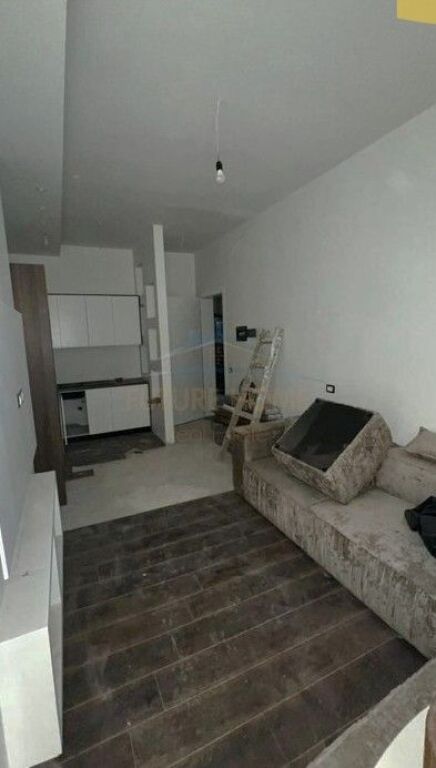 Shitet, Apartament 1+1, Fresku , Tiranë