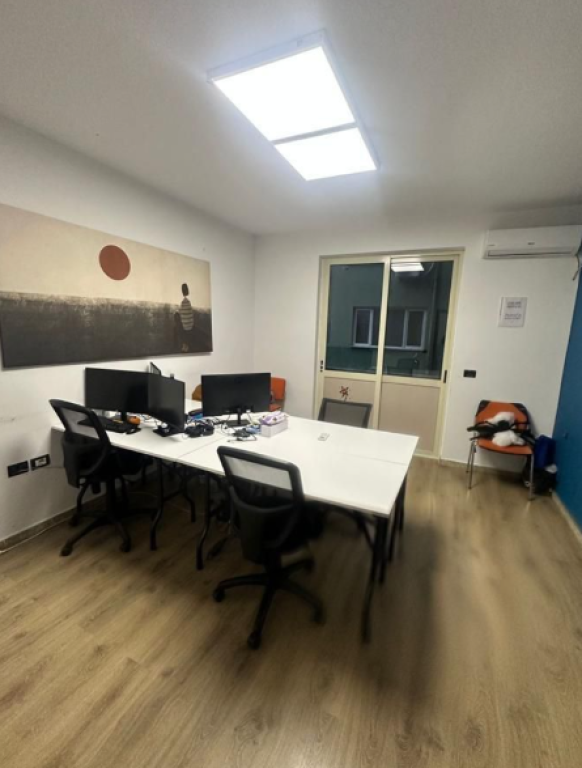 🏢 Ufficio in Affitto – Bllok  • 📍 vicino a Sky Tower.