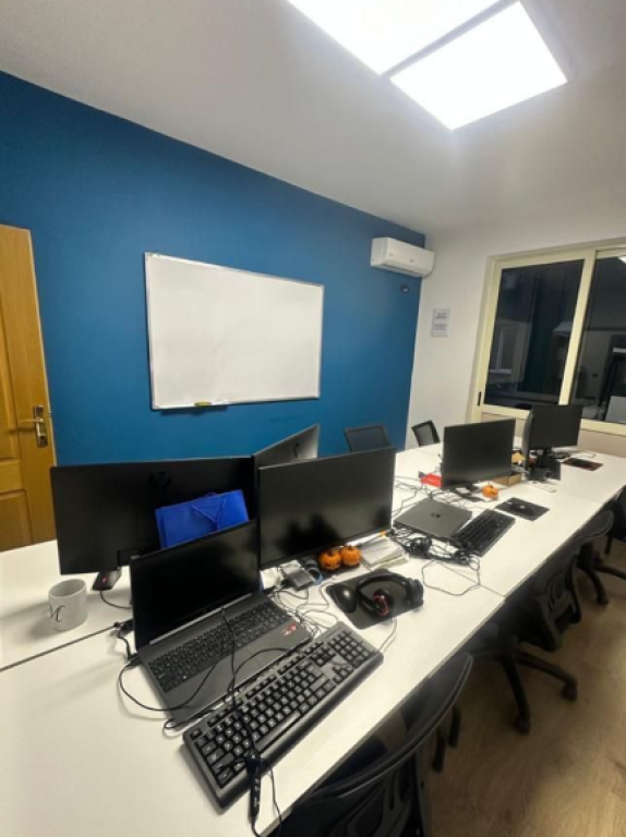 🏢 Ufficio in Affitto – Bllok  • 📍 vicino a Sky Tower.