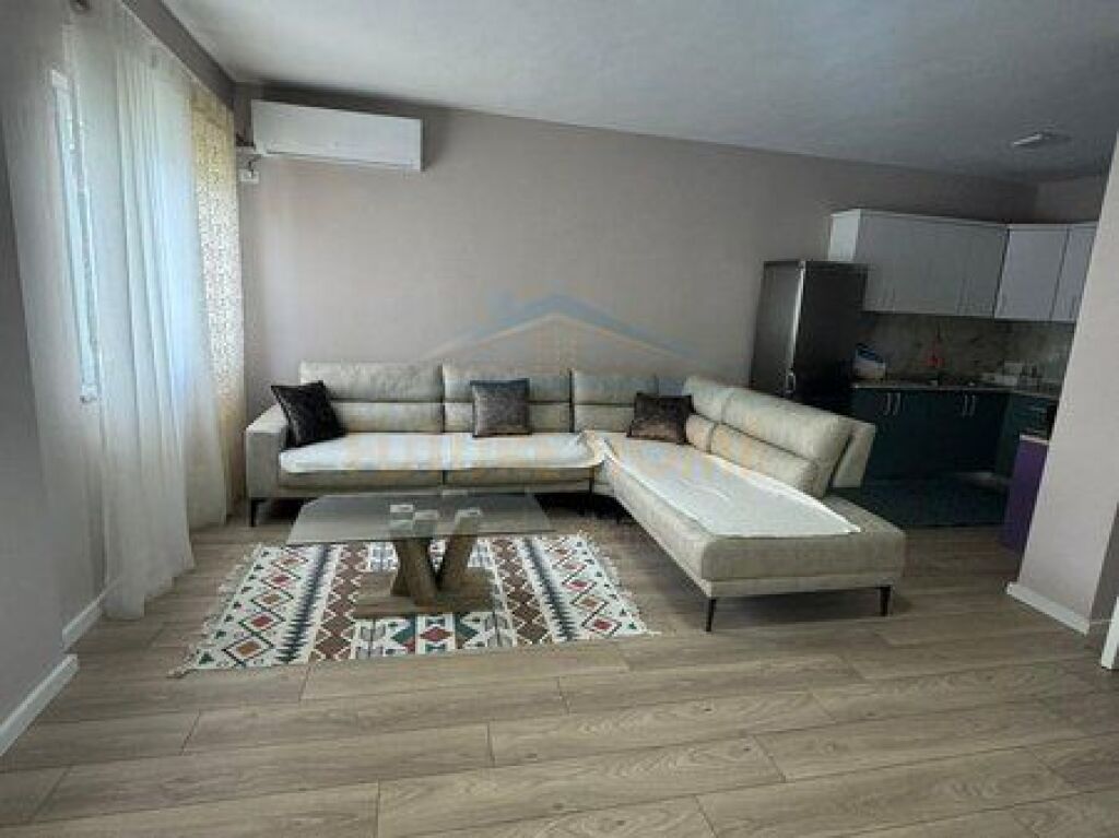 Qera, Apartament 2+1 tek Thesari, Fresk