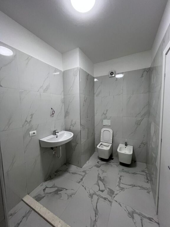In affitto 1+1 Indirizzo: Zogu i zi  2° piano  Spazio ufficio vuoto in affitto  Superficie 60 m2  Prezzo 600 mila lek