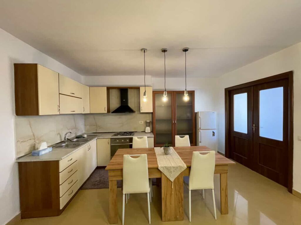 AFFITTASI APPARTAMENTO 2+1  📍 Piano: 4 (edificio esistente) 📐 Superficie: 85 m² 🛋️ Condizione: Completamente arredato 🏠 Organizzazione: 2 camere da letto + soggiorno + cucina 💰 Prezzo: 75.000 lek / mese  L'appartamento è adatto a famiglie o coppie, pronto per un immediato insediamento.  📞 Contattare per ulteriori informazioni o visita.