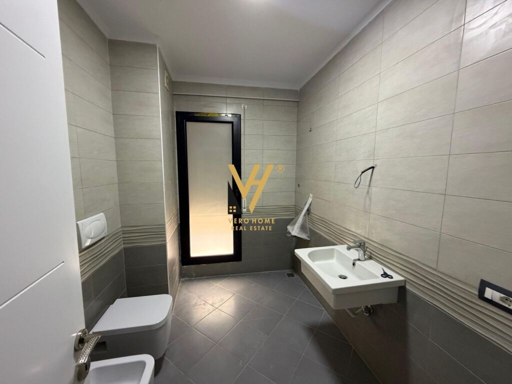 JEPET ZYRE 92 M2 ME QIRA TE STACIONI I TRENIT 1.000 EURO