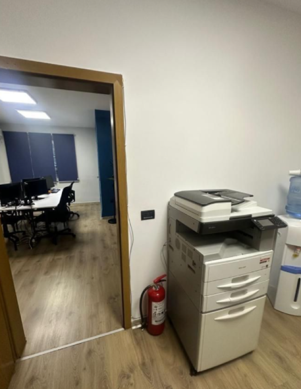 🏢 Ufficio in Affitto – Bllok  • 📍 vicino a Sky Tower.