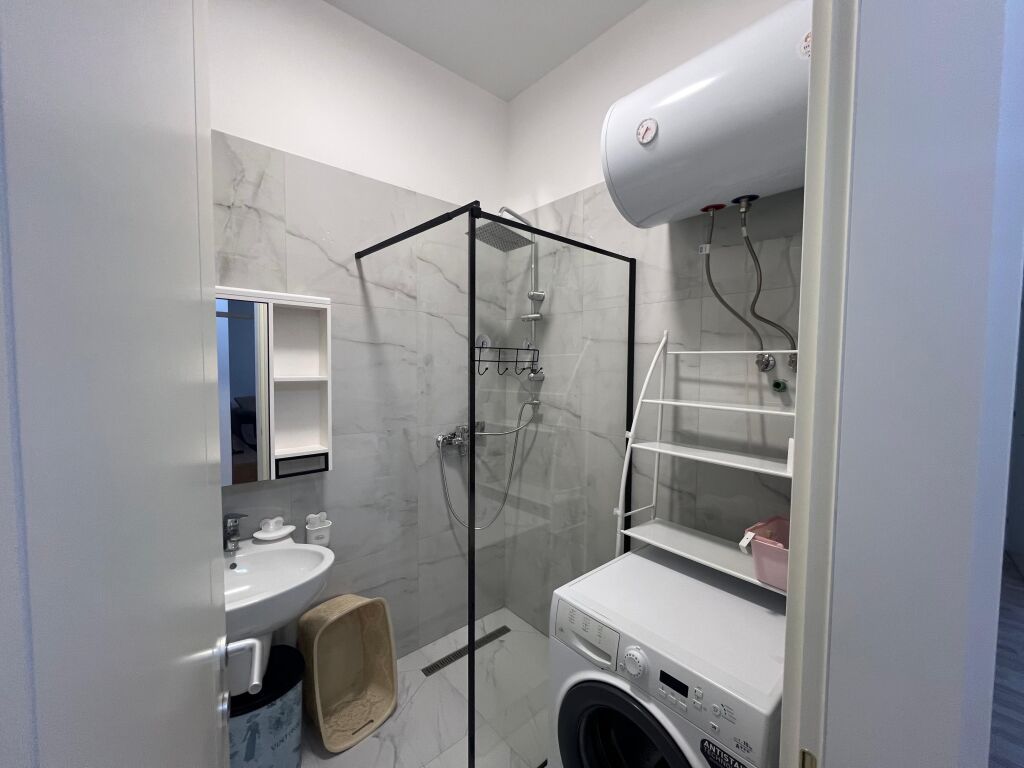 📣 QERA Apartament 2+1 📍 Kompleksi Delijorgji 🛣️ Rruga e "Kavajes" ✨   🏢 Ndertim i Ri  🪜 Kati 7 (Me Ashensor) 🛋️ Totalisht i Mobiluar   💶 Çmimi 1.200 Euro