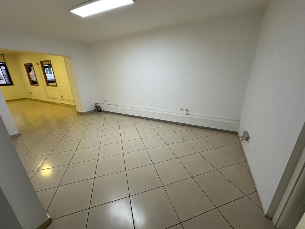 🏢In the Myslym Shyri area, a business space is for rent, empty. 700 Euro
