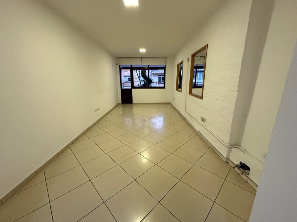 🏢In the Myslym Shyri area, a business space is for rent, empty. 700 Euro