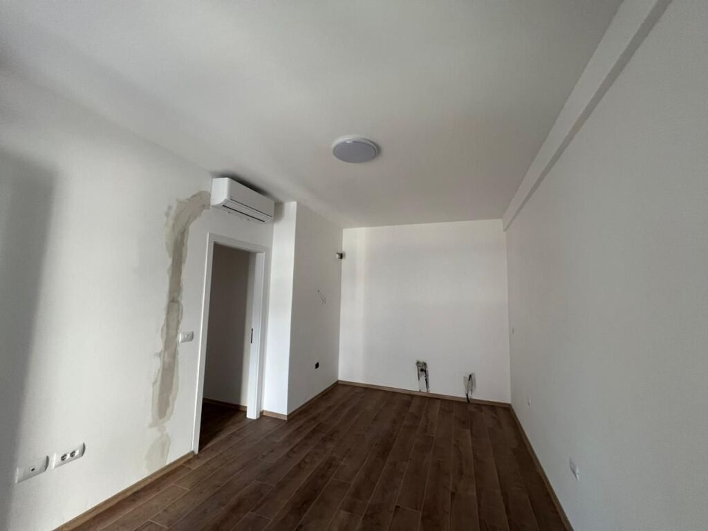 In affitto 1+1 Indirizzo: Zogu i zi  2° piano  Spazio ufficio vuoto in affitto  Superficie 60 m2  Prezzo 600 mila lek