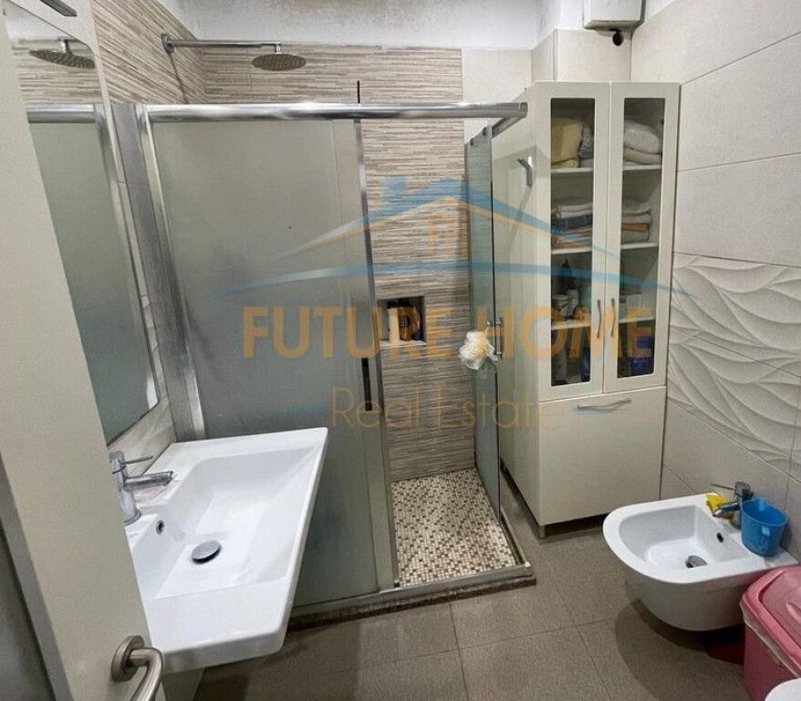 Shitet, Apartament 2+1, Rruga Babë Rexha, Tiranë.