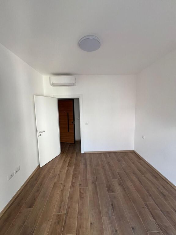 In affitto 1+1 Indirizzo: Zogu i zi  2° piano  Spazio ufficio vuoto in affitto  Superficie 60 m2  Prezzo 600 mila lek