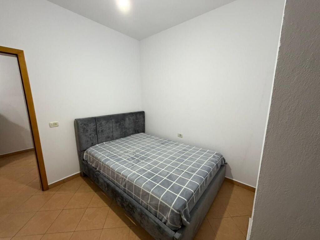 📣 Appartamento 2+1 in affitto – Laprakë  📐 85 m² | 🏢 7° piano (ultimo) | 🛗 Ascensore 🌿 1 Balcone 📍 Via Gjergj Legisi  Appartamento 2+1 in palazzo con ascensore, zona con facile accesso alla strada principale, trasporto pubblico e servizi.  💶 Prezzo: 55.000 lek / mese