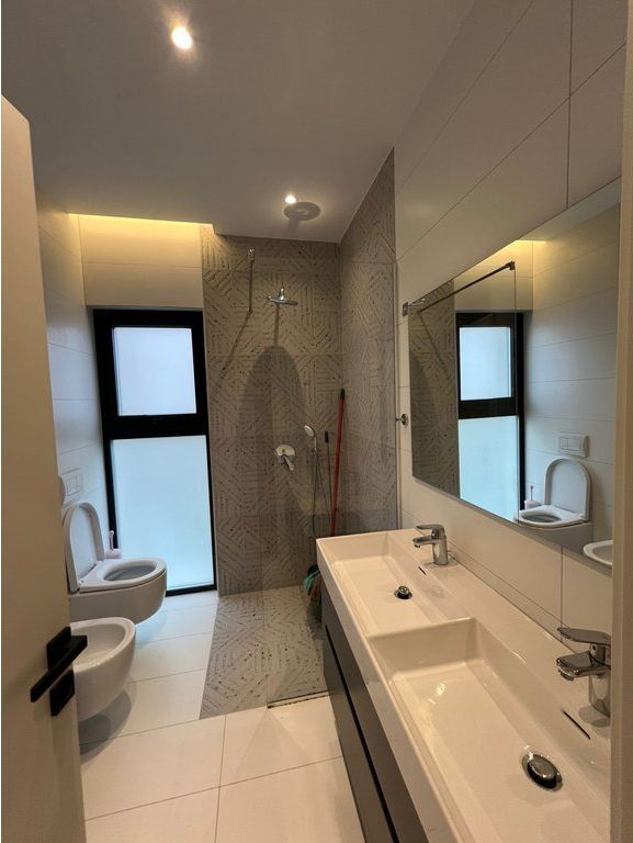 Shitet, Apartament 2+1+Post Parkimi, O2 Residence, Tiranë.