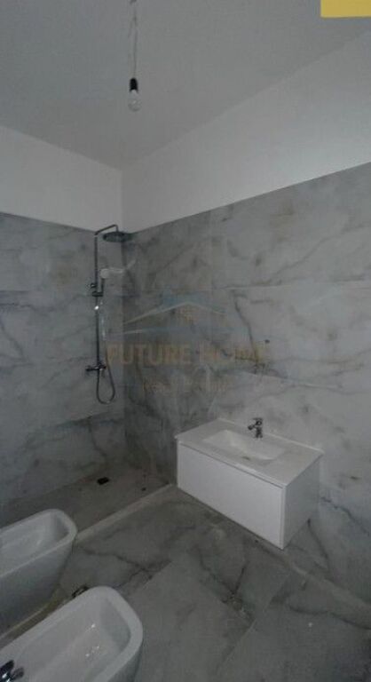 Shitet, Apartament 1+1, Fresku , Tiranë