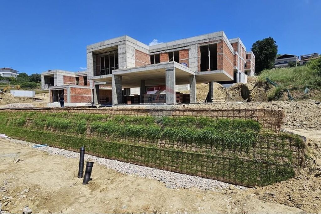 Villa in vendita sul lago di Farka!