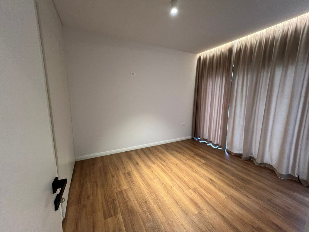 Shitet, Apartament 2+1+Post Parkimi, O2 Residence, Tiranë.