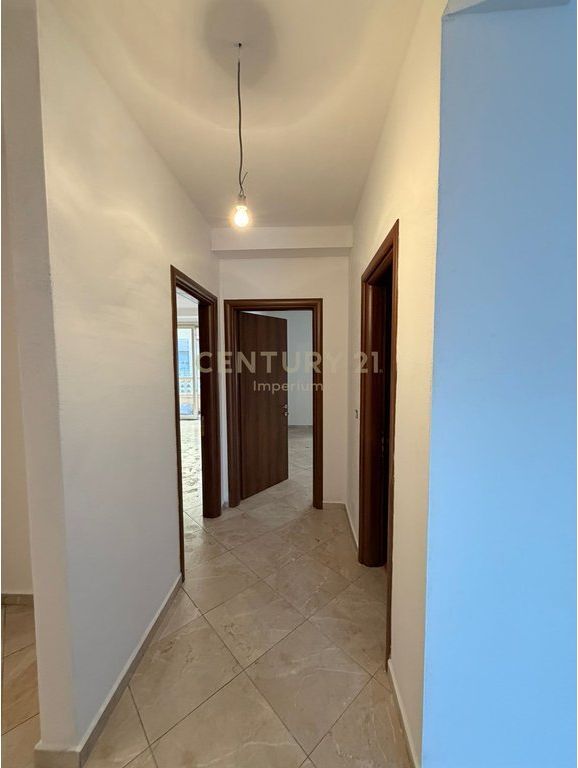 Jepet me qira ambient zyre – 127 m², Qendër Tiranë (pas 15-katëshit)