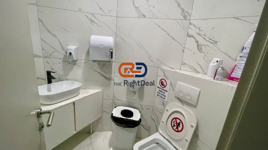 Ne Astir Buze Rruges Kryesore, Shitet Njesi Biznesi, Ideale Per Investim!!