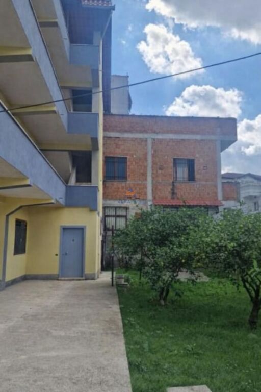 VENDITA DI EDIFICIO + TERRENO 650 M2 "VIA SIRI KODRA (FRIGORIFERO)" 600.000 EURO