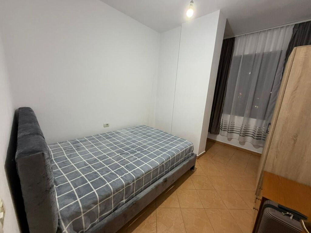 📣 Appartamento 2+1 in affitto – Laprakë  📐 85 m² | 🏢 7° piano (ultimo) | 🛗 Ascensore 🌿 1 Balcone 📍 Via Gjergj Legisi  Appartamento 2+1 in palazzo con ascensore, zona con facile accesso alla strada principale, trasporto pubblico e servizi.  💶 Prezzo: 55.000 lek / mese