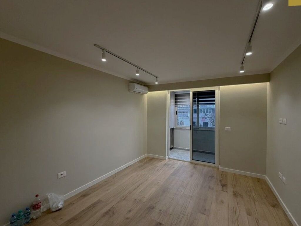 Shitet, Apartament 1+1, 21 Dhjetori, Tirane.