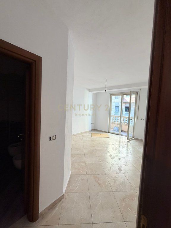 Jepet me qira ambient zyre – 127 m², Qendër Tiranë (pas 15-katëshit)