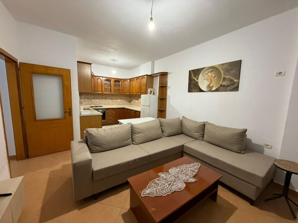📣 Appartamento 2+1 in affitto – Laprakë  📐 85 m² | 🏢 7° piano (ultimo) | 🛗 Ascensore 🌿 1 Balcone 📍 Via Gjergj Legisi  Appartamento 2+1 in palazzo con ascensore, zona con facile accesso alla strada principale, trasporto pubblico e servizi.  💶 Prezzo: 55.000 lek / mese
