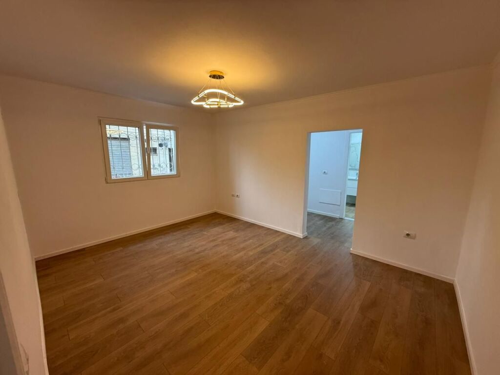 Appartamento 1+1 in Vendita – Via Ali Demi  📍 Posizione: Via Ali Demi, accanto alla scuola “1 Maggio” 🏢 Piano: 1 (edificio esistente) 📐 Superficie: 57 m² netti 🔧 Condizione: Completamente ristrutturato – pronto per abitare 💰 Prezzo: 137.000 €