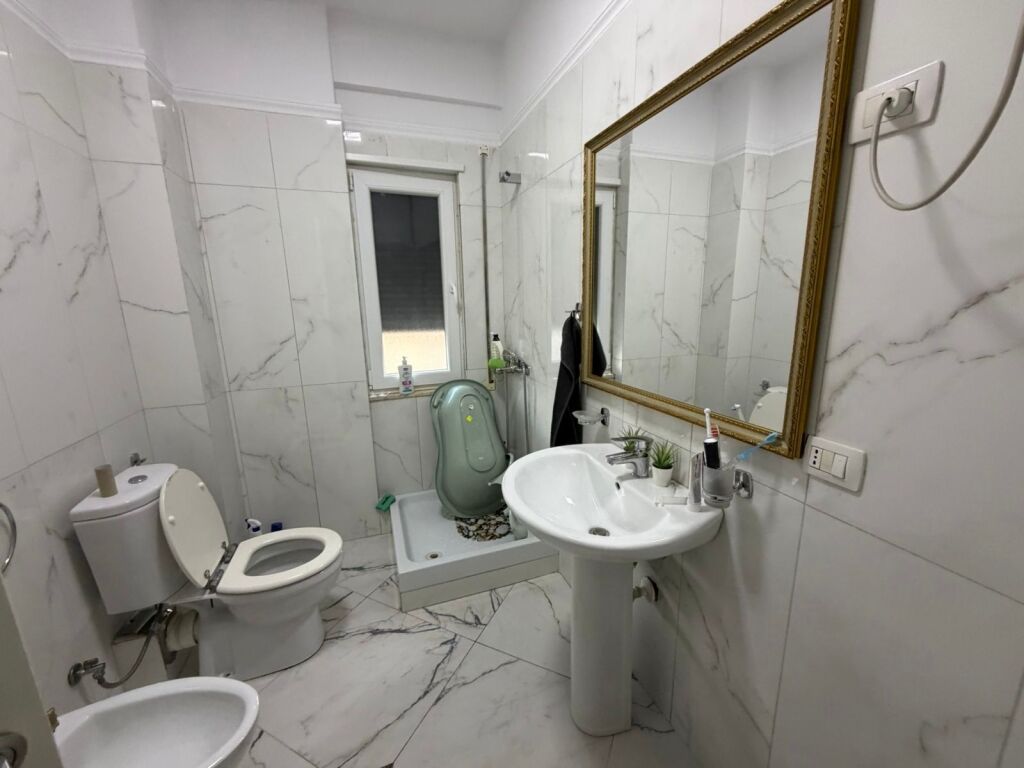 Shitet Apartament te Liqeni Thatë