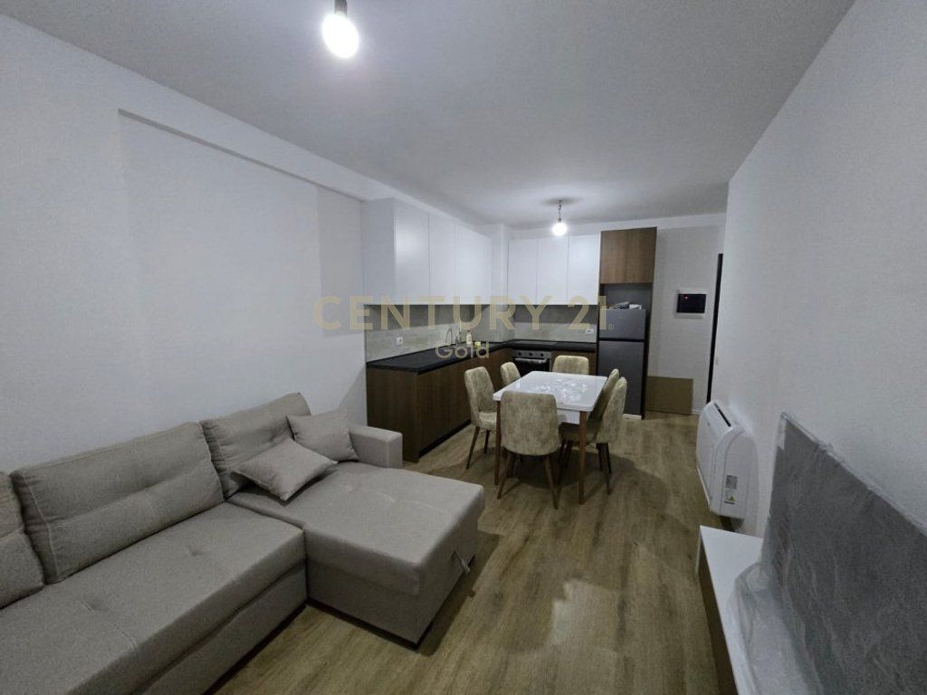 Appartamento comodo e funzionale in affitto, organizzato in: • 2 camere da letto • 1 soggiorno + cucina • 2 bagni • Posto auto  L'appartamento è arredato, illuminato naturalmente e adatto per famiglie o coppie. Zona tranquilla, con facile accesso a servizi e trasporti.  📍 L'appartamento è disponibile dal 1 marzo 📞 Per maggiori informazioni o visita, contattare in privato.