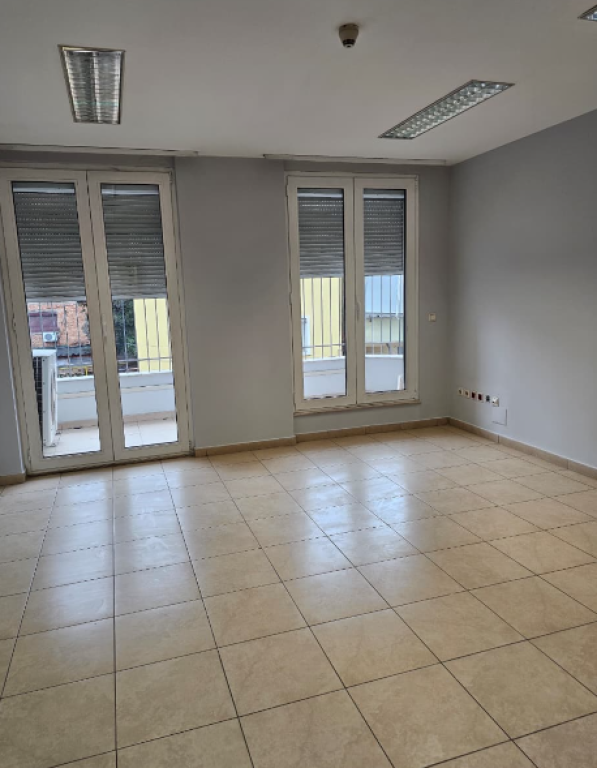 Jepet me Qira Ambient Zyre – Rruga e Kavajës