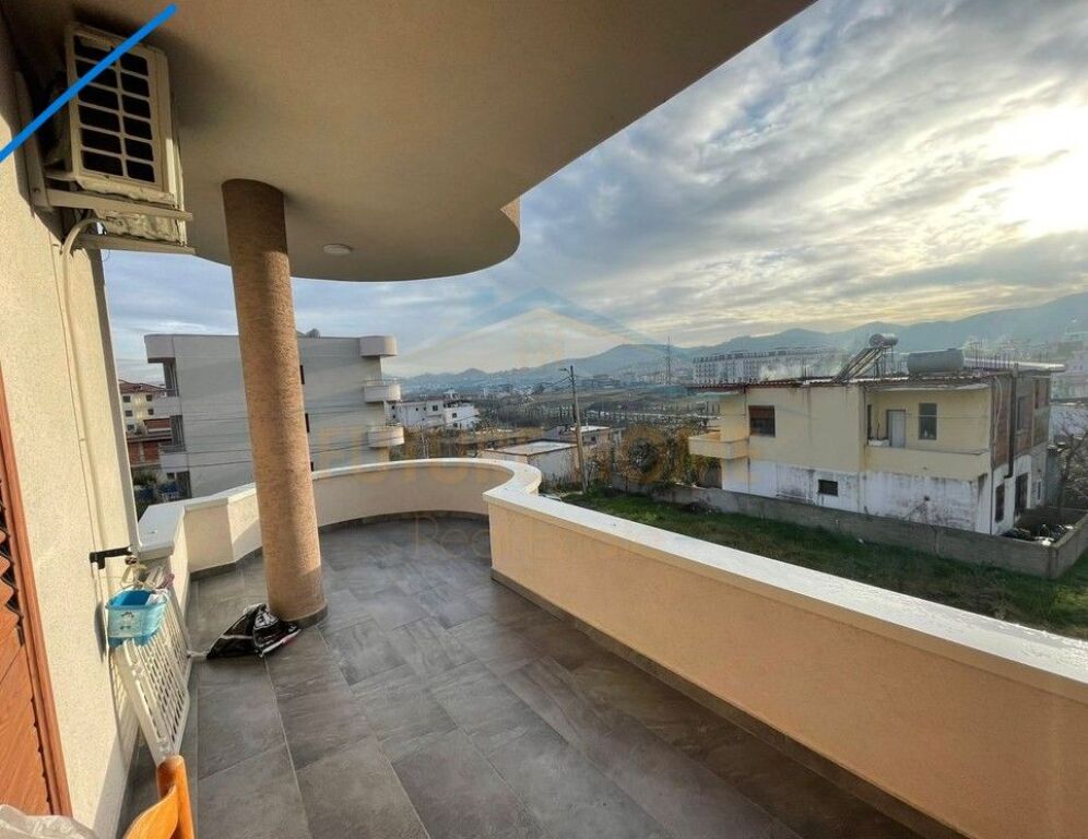 Villa su 3 piani in vendita, Sauk, Tirana