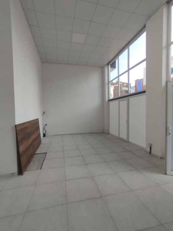 NEGOZIO IN AFFITTO 74 M2 CAMINO 1500 EURO