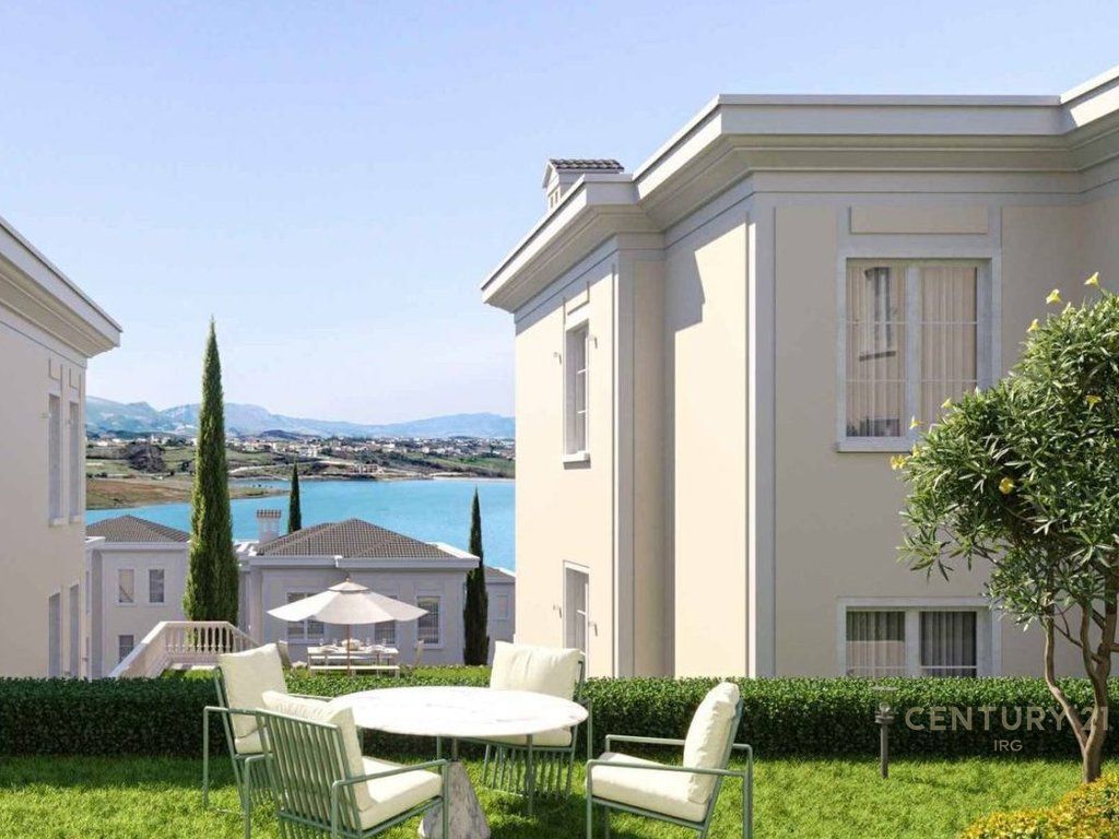 VILLE A ROLLING HILLS LAGO! 700.000 € Superficie Totale  453m2  Superficie Interna  230m2