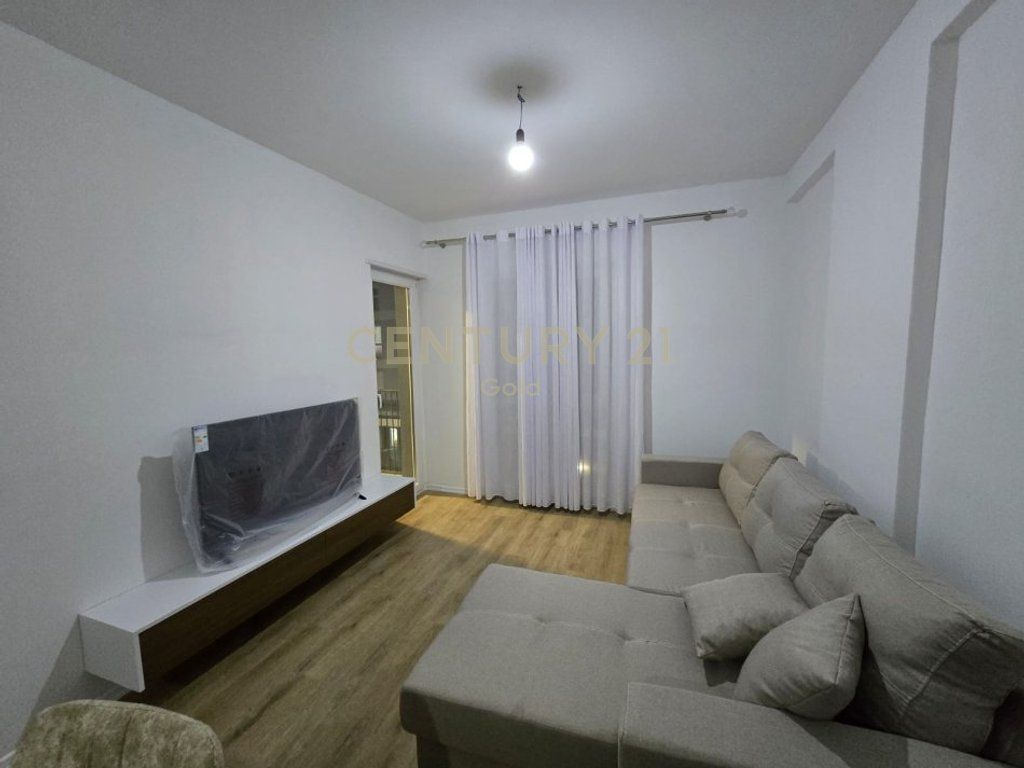 Appartamento comodo e funzionale in affitto, organizzato in: • 2 camere da letto • 1 soggiorno + cucina • 2 bagni • Posto auto  L'appartamento è arredato, illuminato naturalmente e adatto per famiglie o coppie. Zona tranquilla, con facile accesso a servizi e trasporti.  📍 L'appartamento è disponibile dal 1 marzo 📞 Per maggiori informazioni o visita, contattare in privato.
