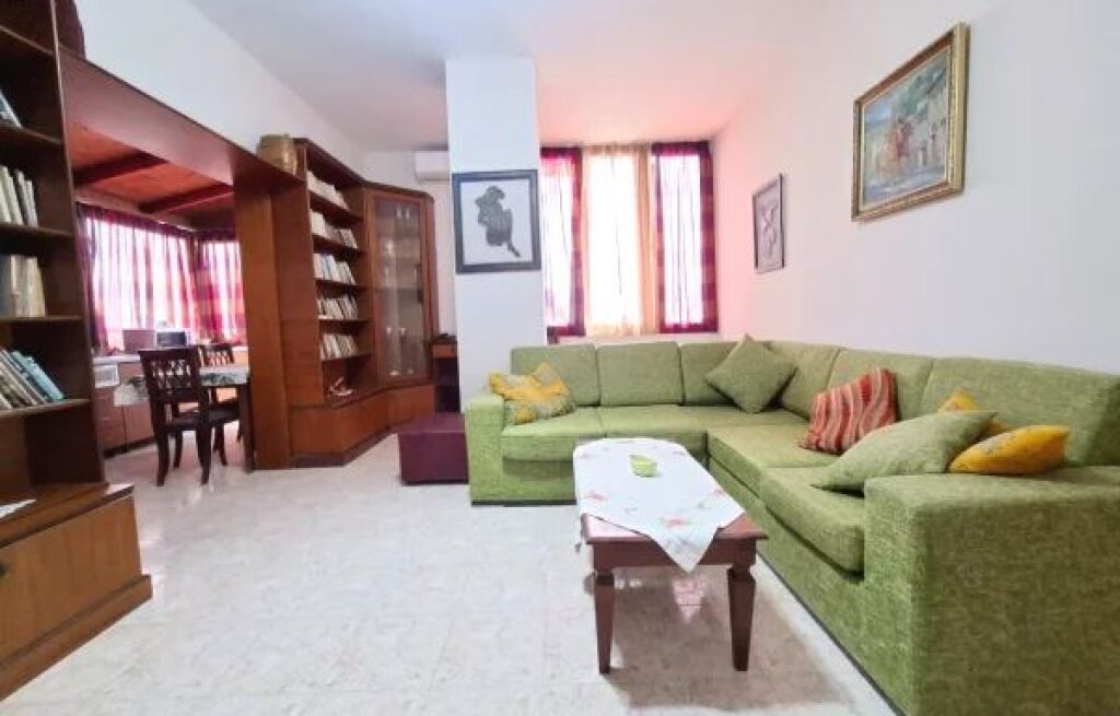 In Affitto: Ultra 2+1+cucina vicino a Rr. Kavajës - Centro 8° piano (ultimo) Con ascensore 49.500 lek (90 m2) (5min dal centro)