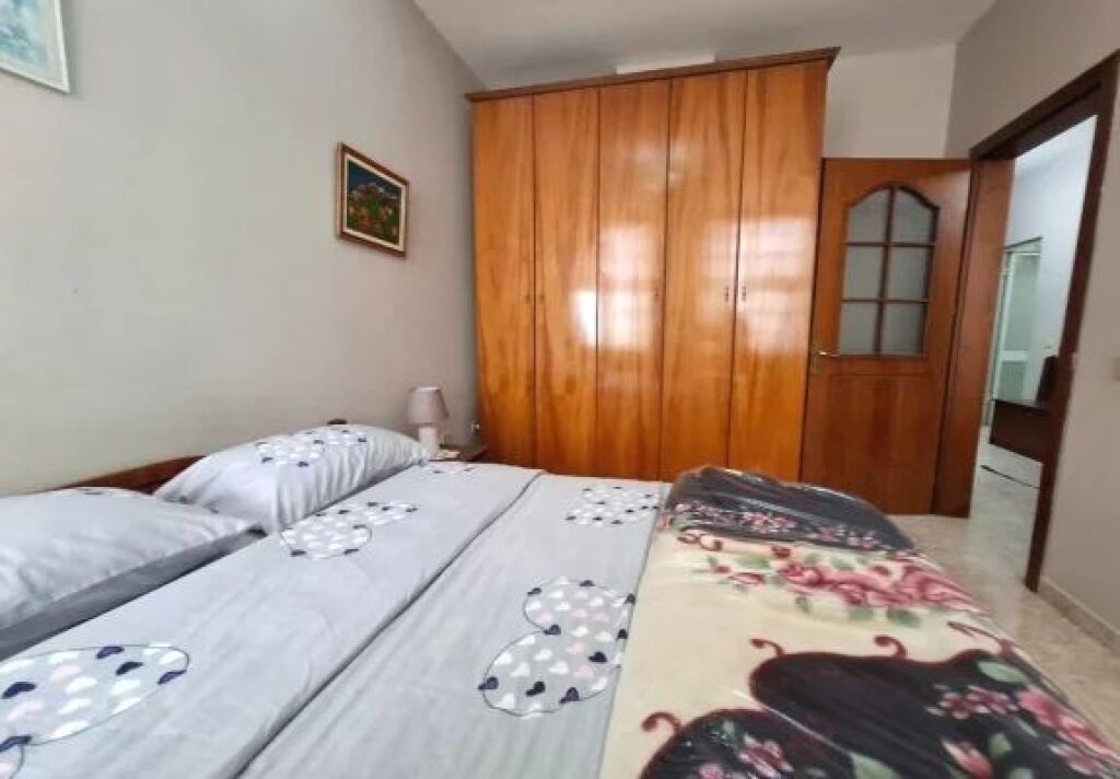 In Affitto: Ultra 2+1+cucina vicino a Rr. Kavajës - Centro 8° piano (ultimo) Con ascensore 49.500 lek (90 m2) (5min dal centro)