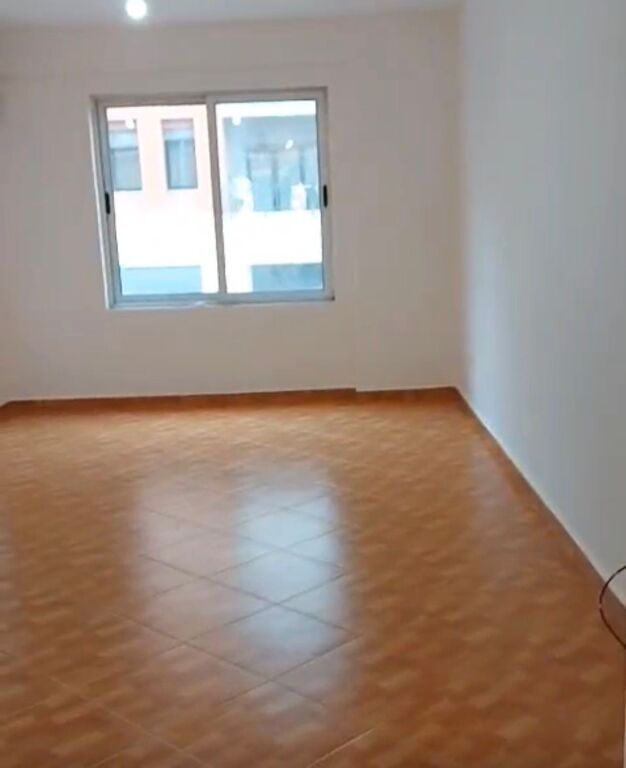 Appartamento 1+1 vuoto in affitto vicino al Rrethit!